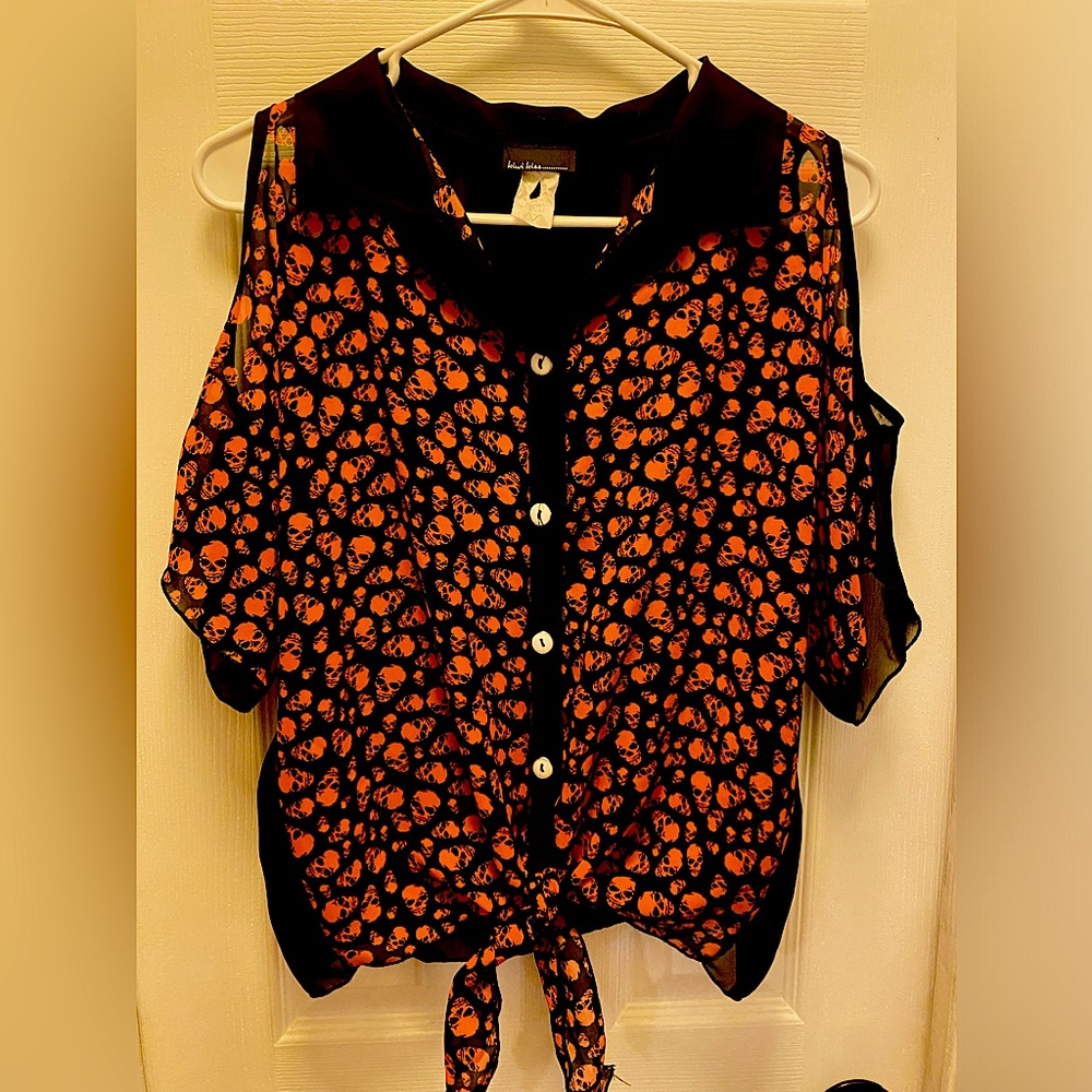 Kiwi Kiss skull cold shoulder tie shirt size Large